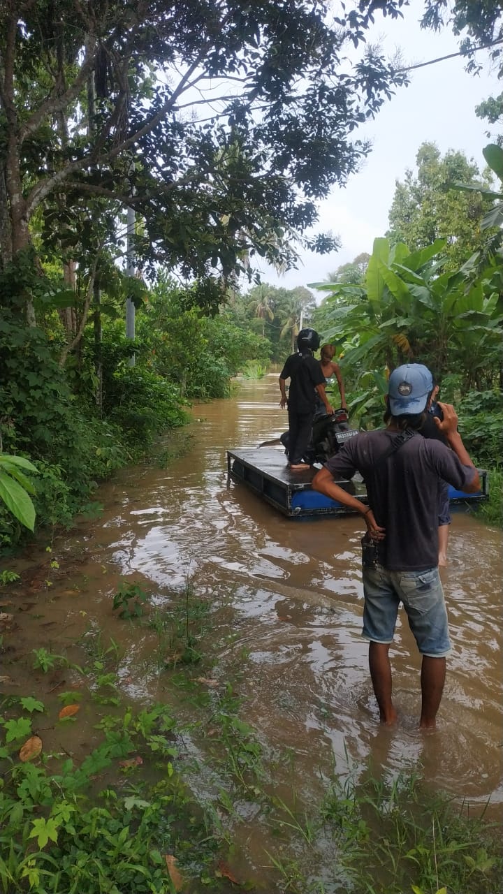 Dilanda Banjir, Warga OKU Terpaksa Naik Perahu