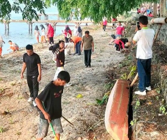 Libatkan Siswa Bersihkan Sampah di Sekitar Danau Ranau