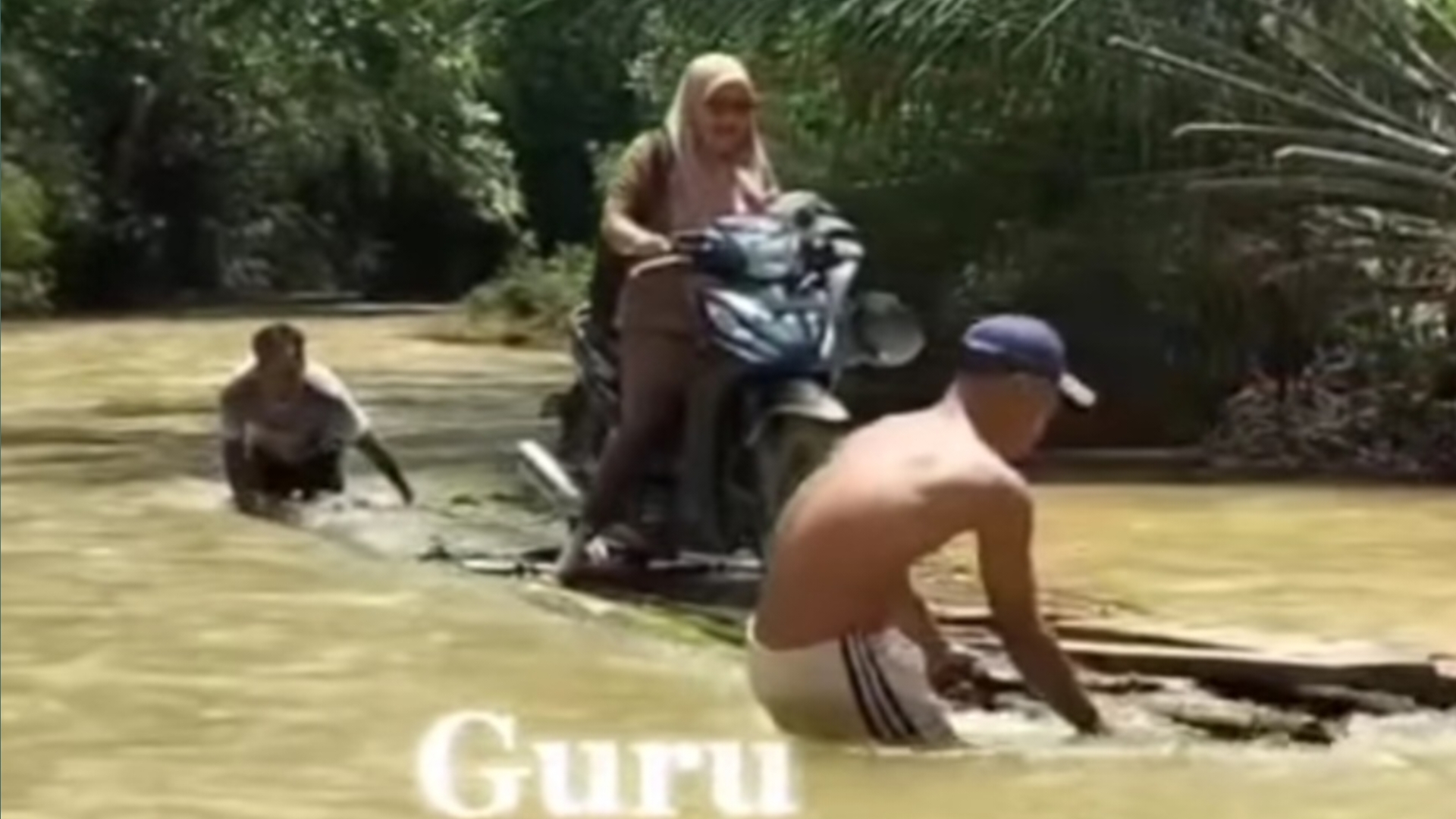 MIRIS ! Perjuangan Guru di Sumut, Harus Seberangi Sungai Naik Rakit Menuju ke Sekolah