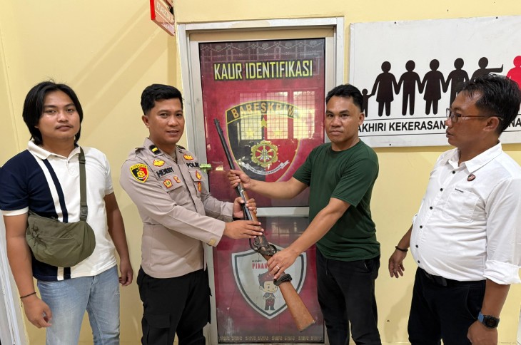 Warga Serahkan Senpira Secara Sukarela