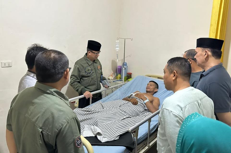 Peduli, Teddy Meilwansyah Jenguk Warganya yang Diserang Beruang