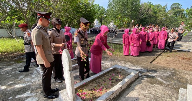 Kapolres OKU Selatan Pimpin Tabur Bunga di Hari Bhayangkara ke-79