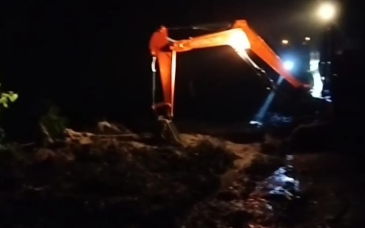 BPBD Bersama Tim Gabungan Gotong Royong Evakuasi Material Longsor