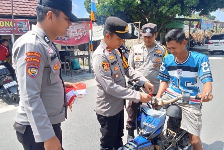 Bagikan dan Pasang Bendera Merah Putih di Kendaraan Warga