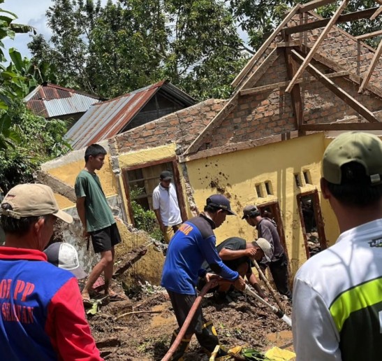 Disdamkar Turun Tangan, Bantu Warga Bersihkan Material Longsor