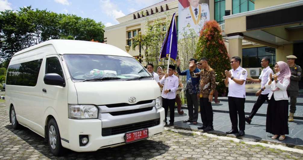 Lepas 10 Jemaah Umroh sebagai Bentuk Apresiasi untuk Insan Berprestasi