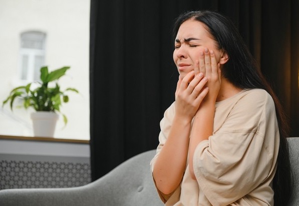 5 Cara Mengatasi Gusi Bengkak Secara Alami agar Cepat Kempes