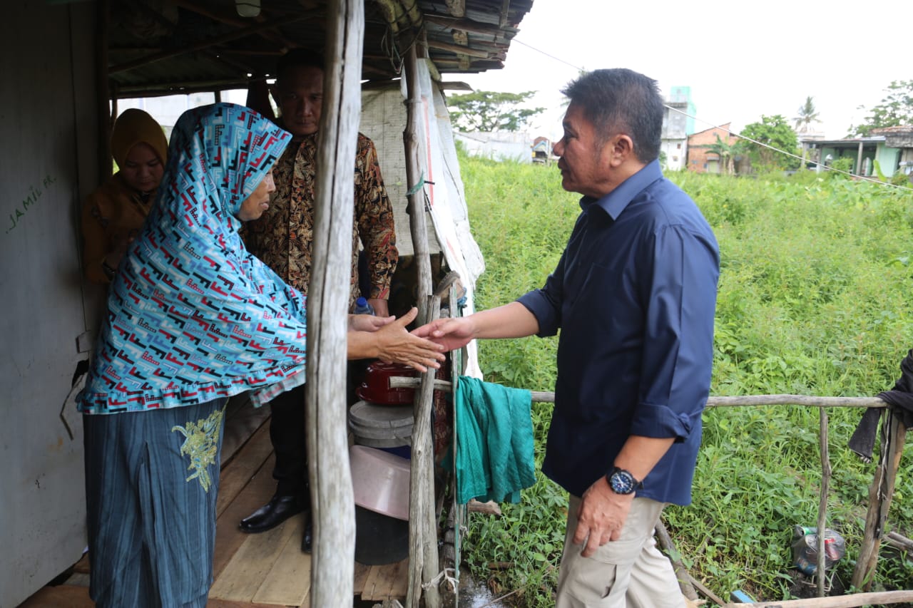 Gubernur Sumsel  Herman Deru Bedah Rumah Warga 