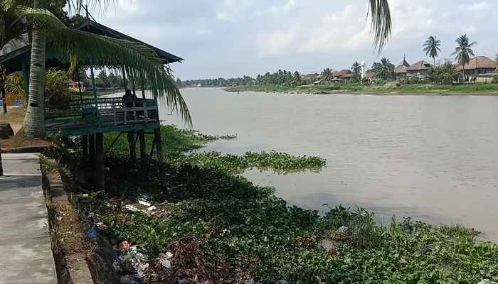 Dampak Kekeringan, Sungai Komering Diserbu Warga untuk Mencuci dan Mandi, Bahkan Rela Antri