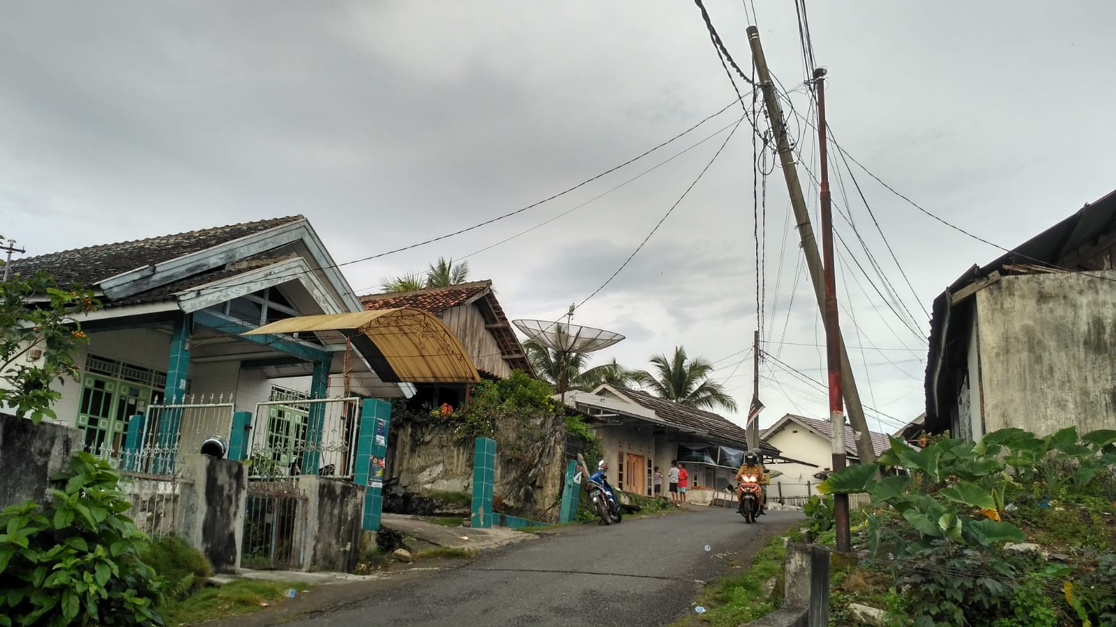 Tiang Listrik Miring, Ancam Rumah Mantan Kades Talang Jawa 