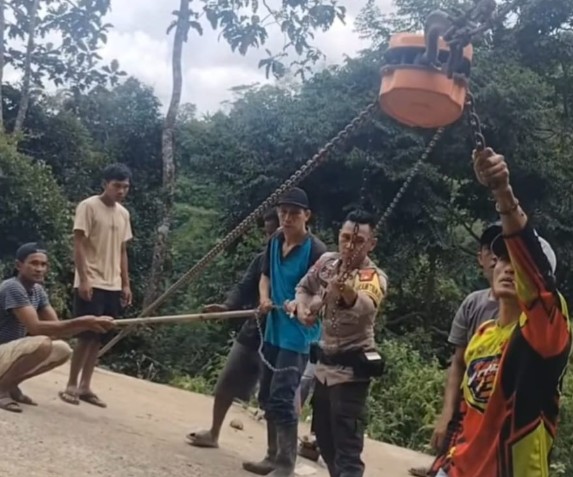 Lagi, Kecelakaan di Tanjakan Merantih: Mobil Terperosok ke Jurang