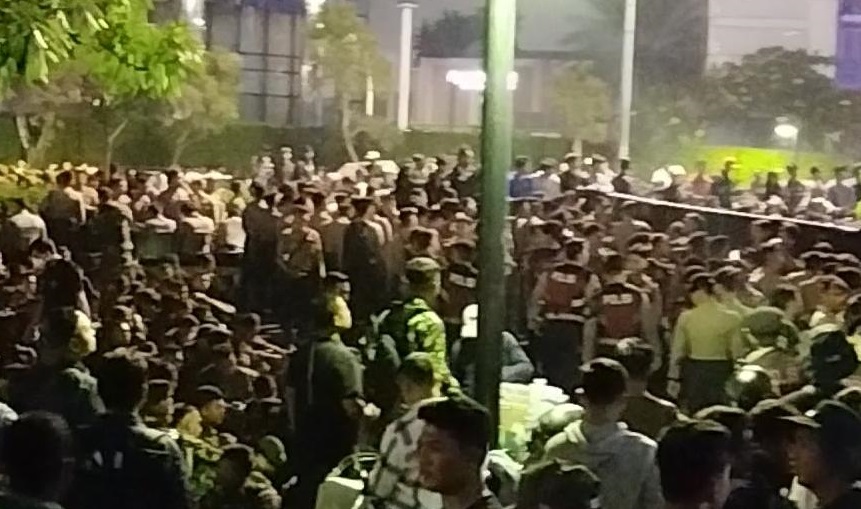 Demo di Bundaran HI Berlanjut Hingga Malam! Mahasiswa Bertahan, Lima Tuntutan Menggema