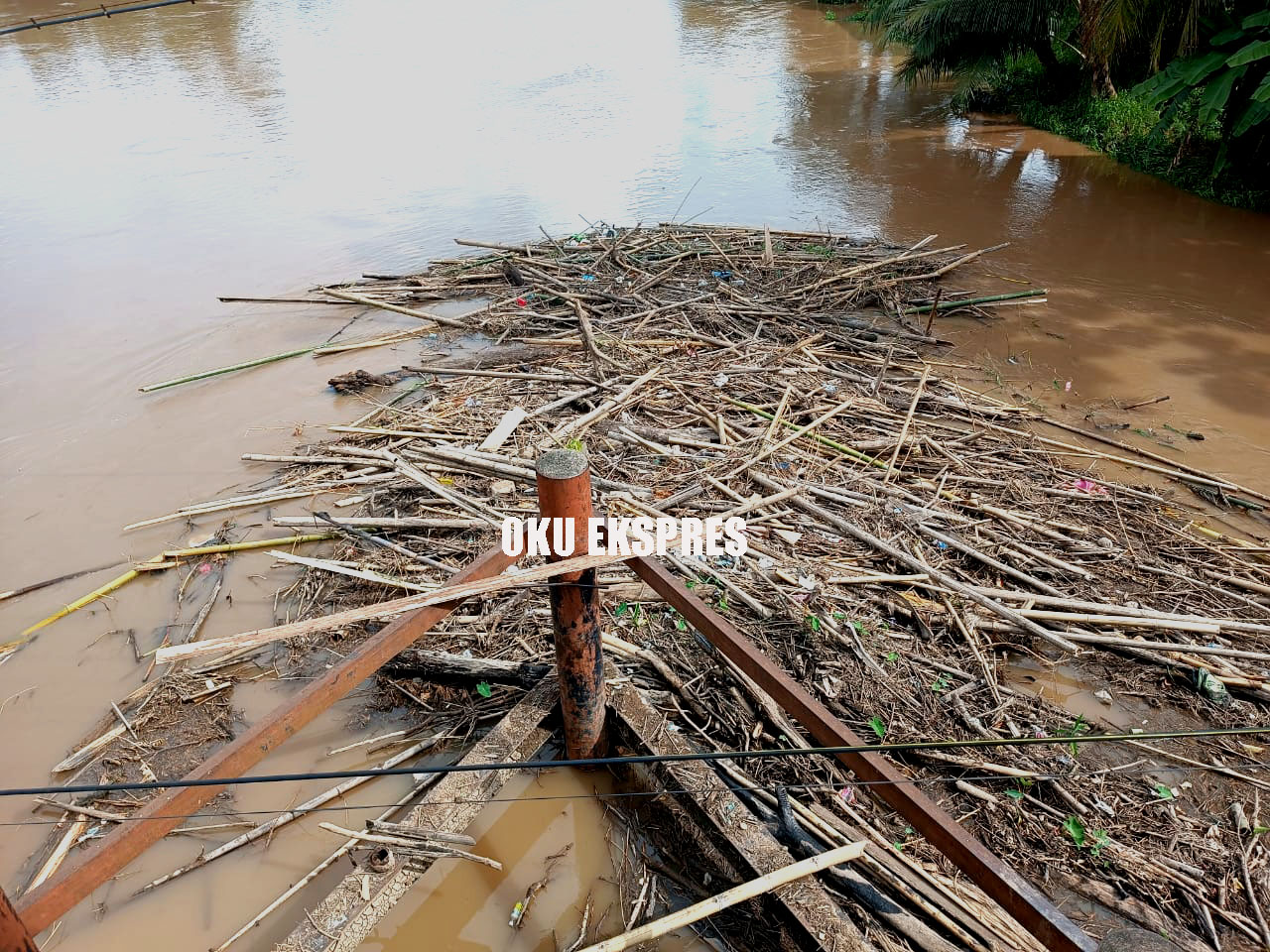 Sampah Menumpuk di Bawah Jembatan Ogan