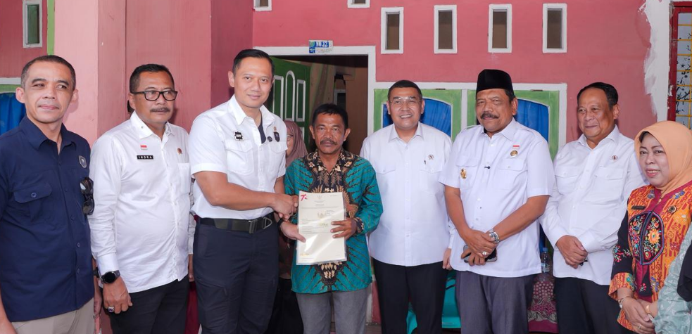 Menko AHY Serahkan Sertipikat Tanah untuk Rakyat di Bengkulu