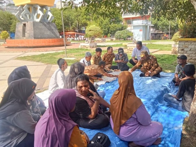 Lurah Muaradua Ajak PKL Benahi Taman Kota demi Lingkungan Bersih dan Nyaman