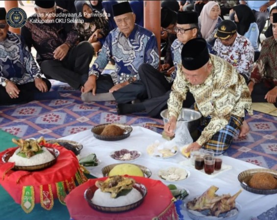 Menjelang SRGF 2025, Tokoh Adat Gelar Ritual Tangguh Adat di Danau Ranau