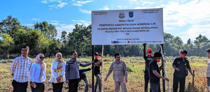 Sengketa, Kejari OKI Pasang Plang di Hutan Kota Kayuagung