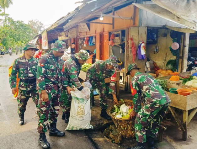 Peringati HUT TNI ke-80, Gelar Karya Bakti Bersihkan Pasar dan Lingkungan