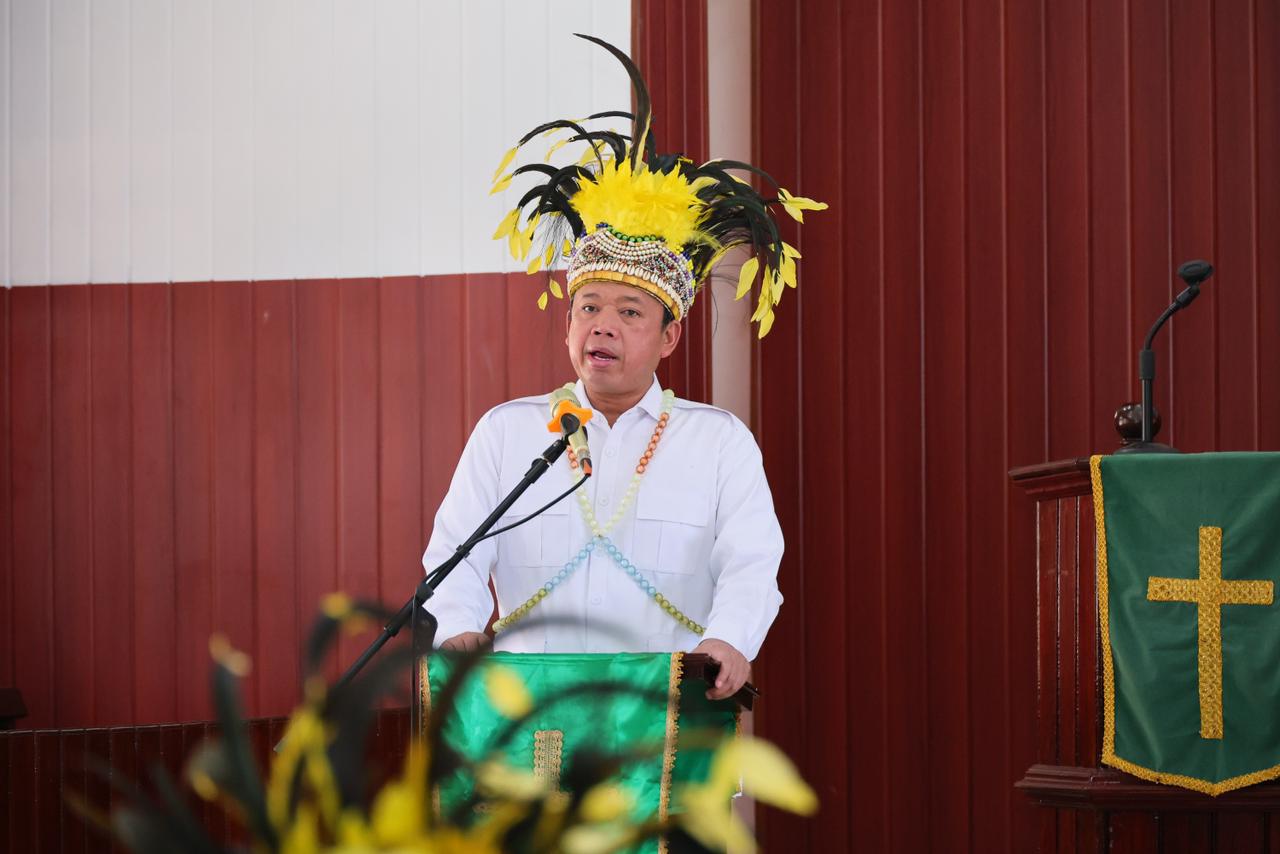 Menteri Nusron Serahkan Sertipikat di Papua