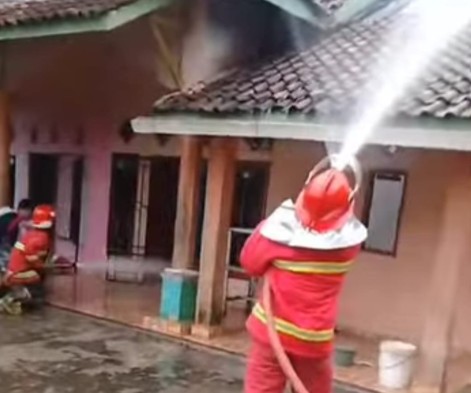 Diduga Akibat Korsleting Listrik, Rumah Warga Way Betung Terbakar