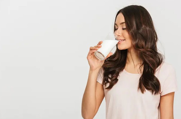 Minum Susu Saat Perut Kosong: Aman atau Berbahaya untuk Tubuh?