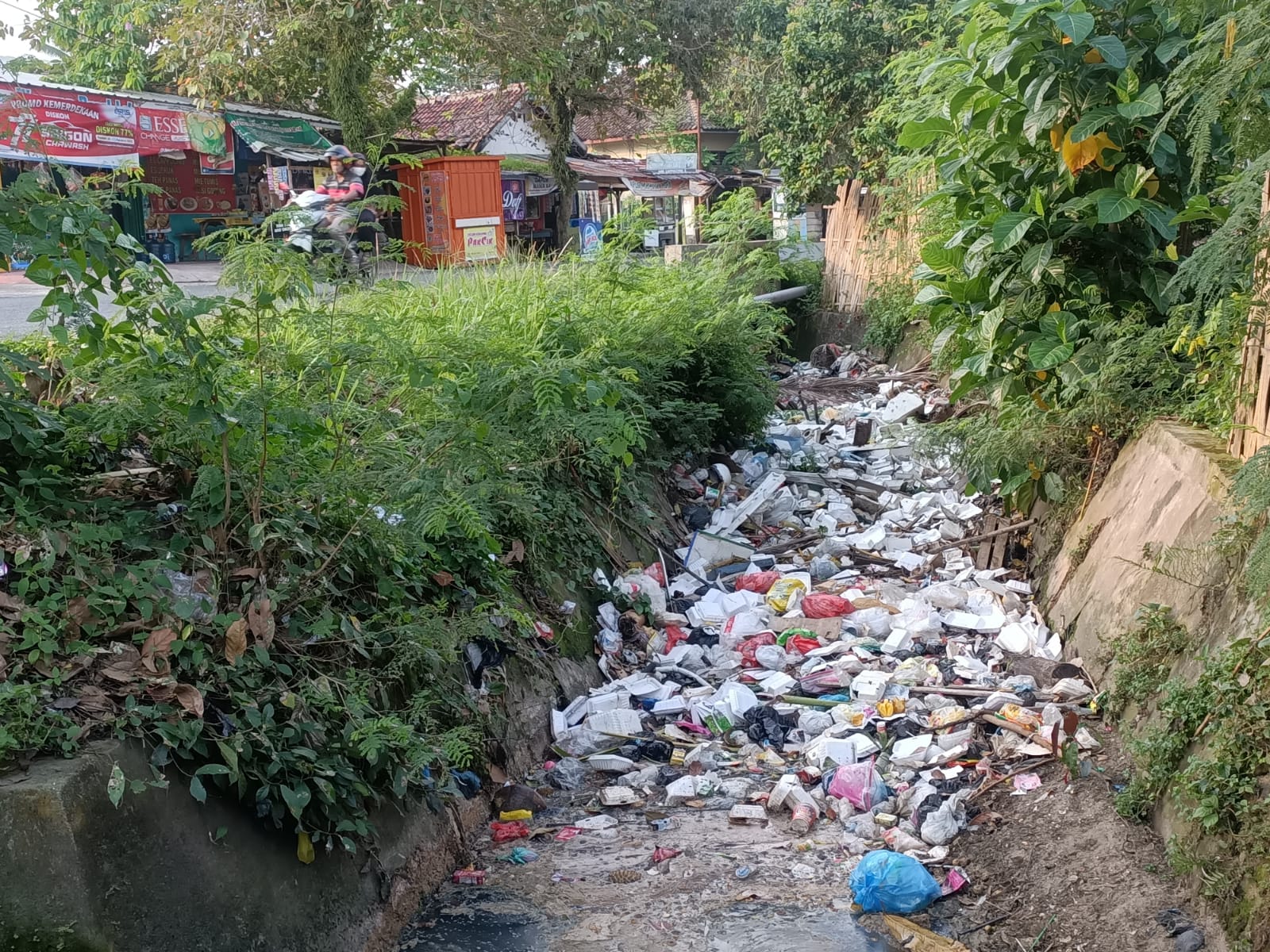 Terkesan Dibiarkan, Sampah Penuhi Drainase