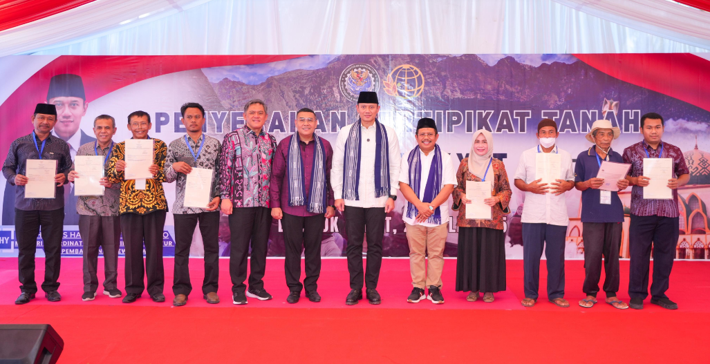 Rakyat di Lombok Barat Terima Sertipikat Tanah yang Diserahkan Wamen Ossy