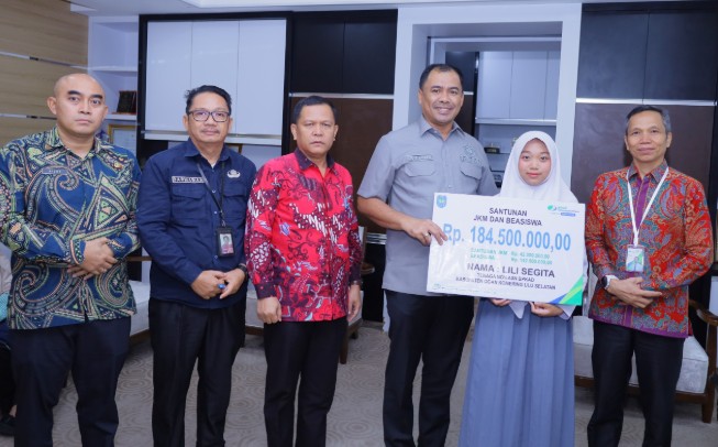 Serahkan Santunan Rp184,5 Juta dan Beasiswa untuk Keluarga Pegawai Meninggal