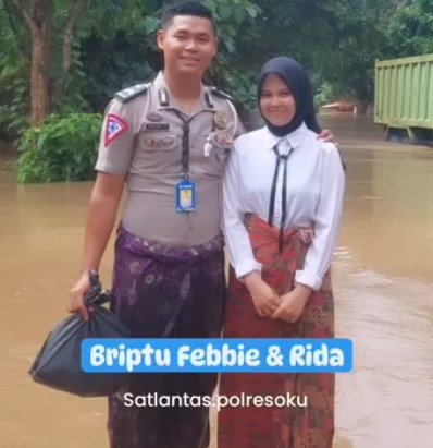 Demi Bisa Ikuti Sidang Pernikahan, Anggota Satlantas Polres OKU Rela Terjang Banjir