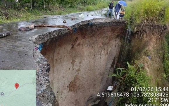 Longsor Putus Akses Jalan Tiga Desa, Kendaraan Roda Empat Tak Bisa Melintas