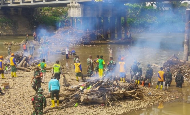 Tumpukan Sampah Bahayakan Kondisi Jembatan