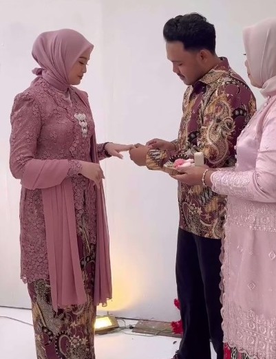 Salma Salsabil dan Dimansyah Laitupa Resmi Tunangan!