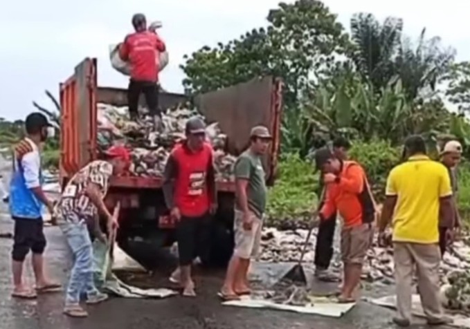 Jaga Ikon Kota Tetap Asri, Gelar Aksi Bersih Lapter Muaradua