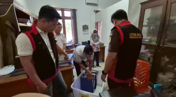 KPU OKU Timur Digeledah Enam Jam oleh Penyidik Kejari