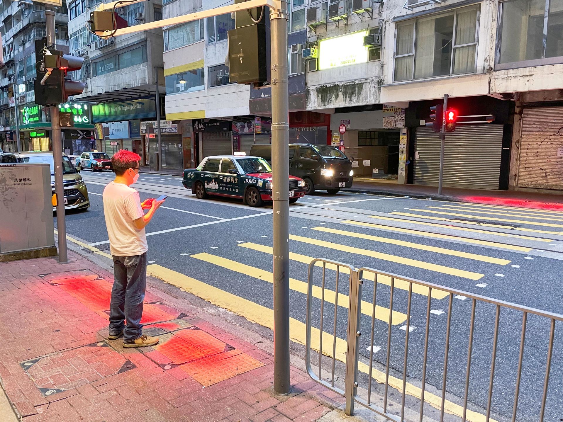 Hong Kong Ciptakan Lampu Lalu Lintas Canggih Biar Nggak Terlalu Asyik Main Ponsel Saat Nyebrang!