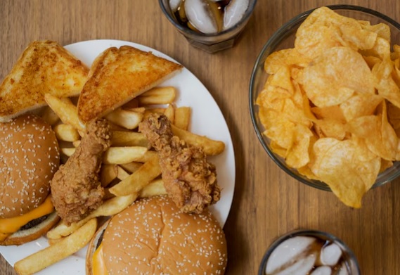 Berbuka dengan Junk Food? Kenali Dampaknya bagi Tubuh Sebelum Terlambat