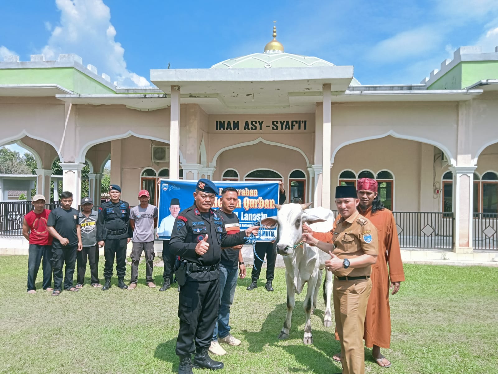 Bupati OKU Timur Serahkan 44 Hewan Kurban