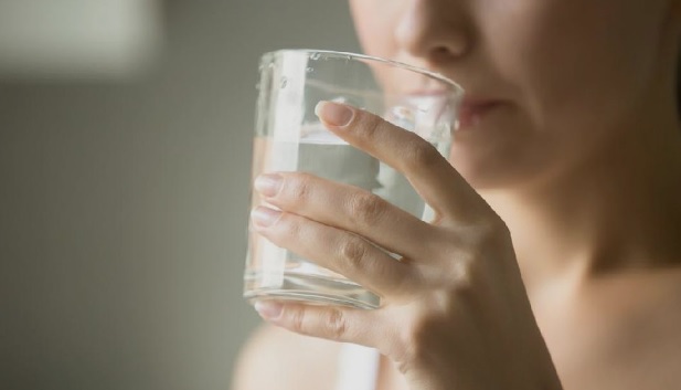 Manfaat Minum Air Putih yang Cukup Saat Menjalani Puasa