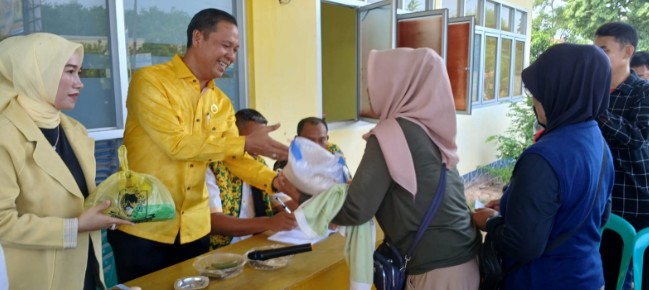 Golkar OKU Timur Gelar Pasar Murah, Ribuan Paket Sembako Ludes Diserbu Warga