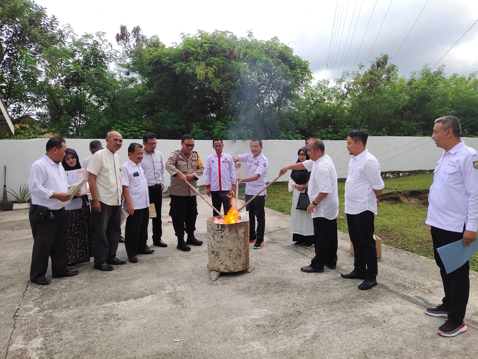 Dinas Pendidikan OKU Bakar Blangko Ijazah, Ada Apa ?