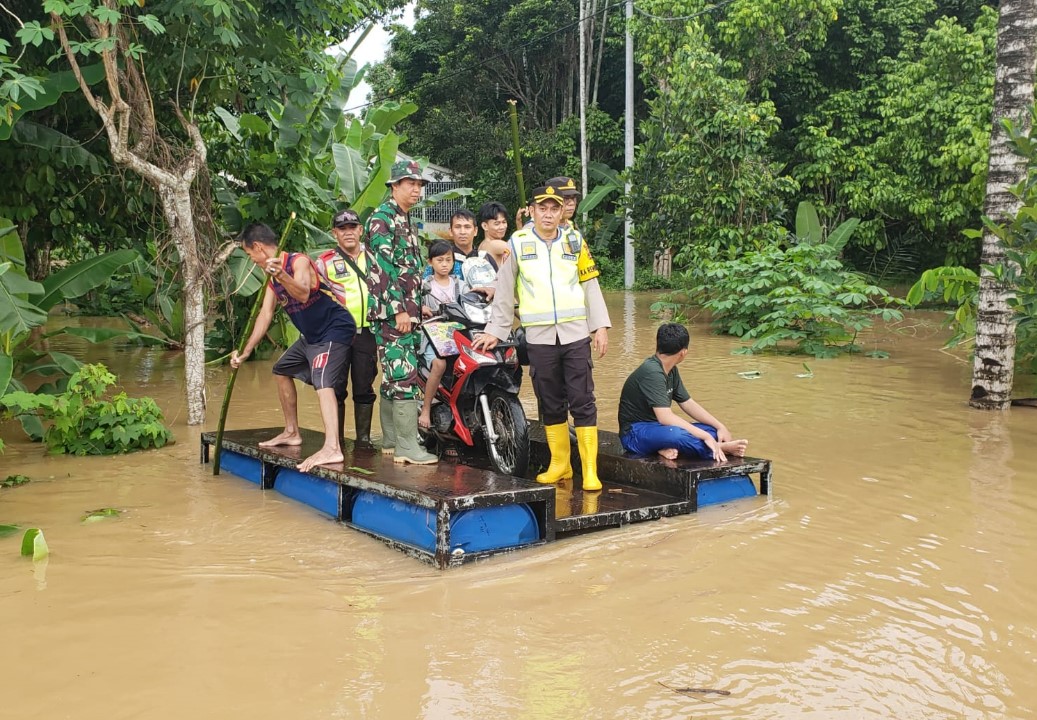 Lakukan Monitoring Banjir di Baturaja Timur, Kabag Ops Polres OKU Sampaikan Hal ini
