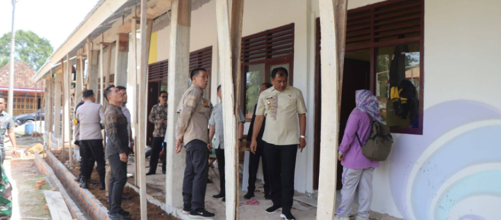 Abusama Cek Progres Rehabilitasi Sekolah, Warga Keluhkan Maraknya Pencurian