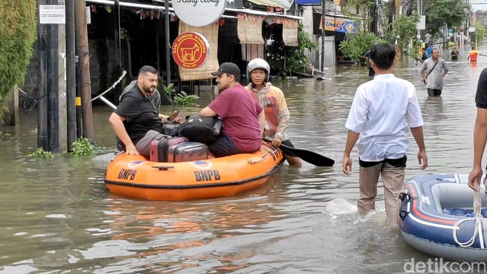 Banjir Besar di Bali, Wisatawan Dievakuasi 