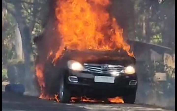 Mobil Innova Diduga Bawa BBM Terbakar di Martapura OKU TIMUR SUMSEL
