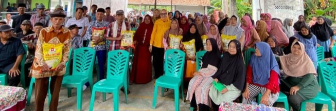 Rayakan HUT ke-61 Golkar, Bagikan 250 Karung Beras untuk Warga OKU Timur