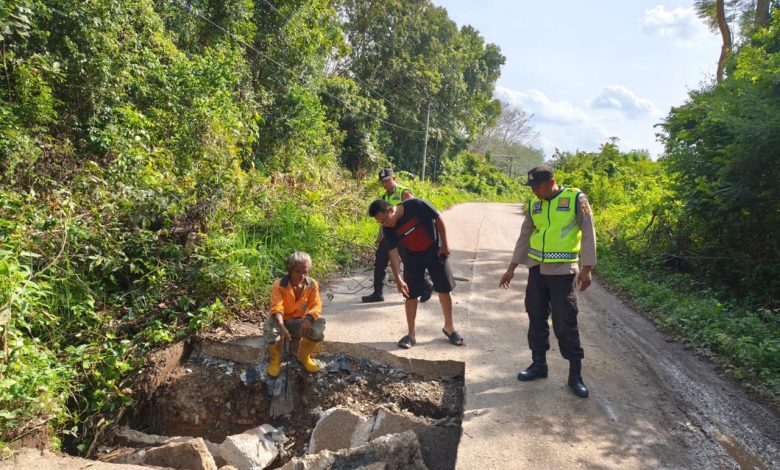 Jalan Warga di Perbatasan Dua Desa di OKU Ambles