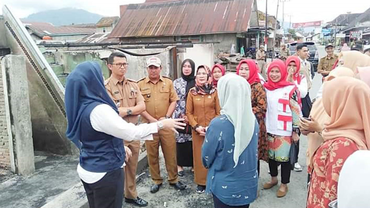 Ketua TP PKK OKU Selatan Santuni Korban Kebakaran 