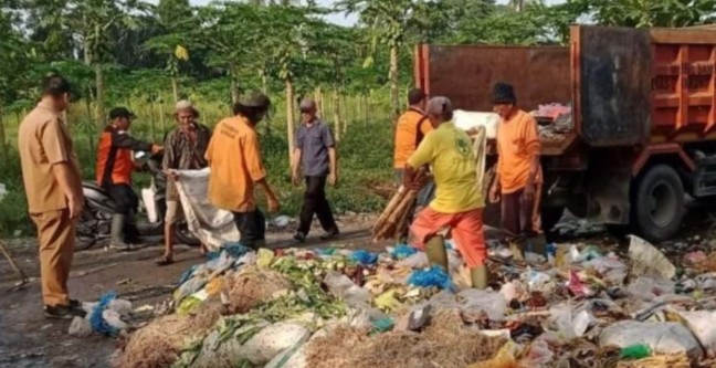 Antisipasi Lonjakan Sampah Nataru, DLH OKU Selatan Siagakan Pasukan Kuning di Kawasan Wisata