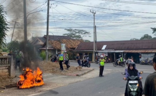 Motor Tiba-Tiba Terbakar, Pengendara Selamat dari Kobaran Api
