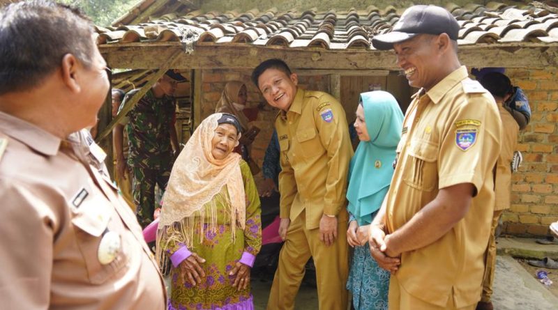 Perkim Serahkan Bantuan Bedah Rumah